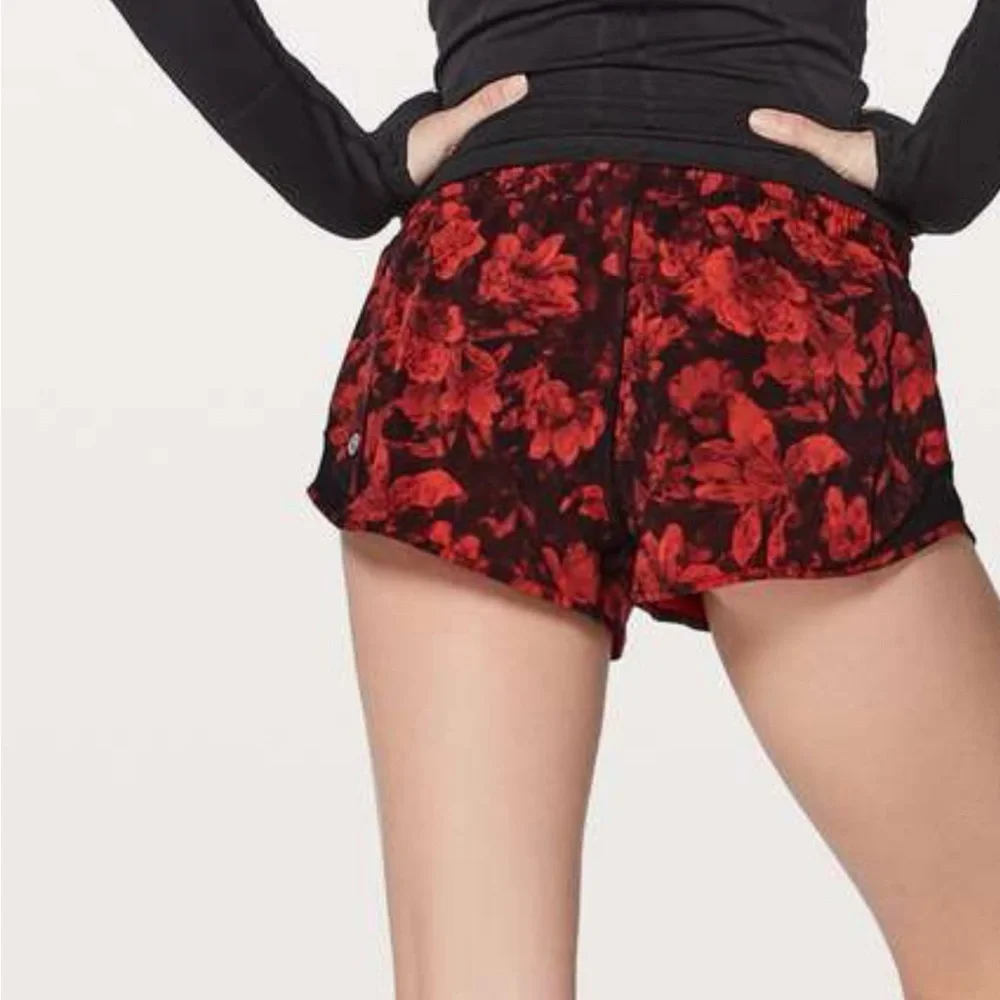 Lululemon Hotty Hot Shorts size 6 Red Black Game Day Tie Dye - Picture 11 of 11